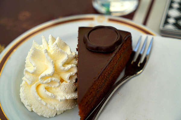 Read more about the article Recept za Saher tortu: Čuvena Sachertorte (Sacher Cake)