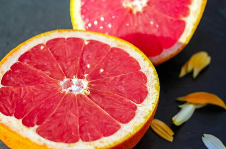 Read more about the article Zašto je grejpfrut zdrav: 10 moći grejpfruta za zdravlje