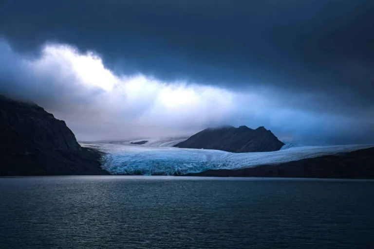 Read more about the article Svalbard: Ostrvo večnog leda i severne svetlosti